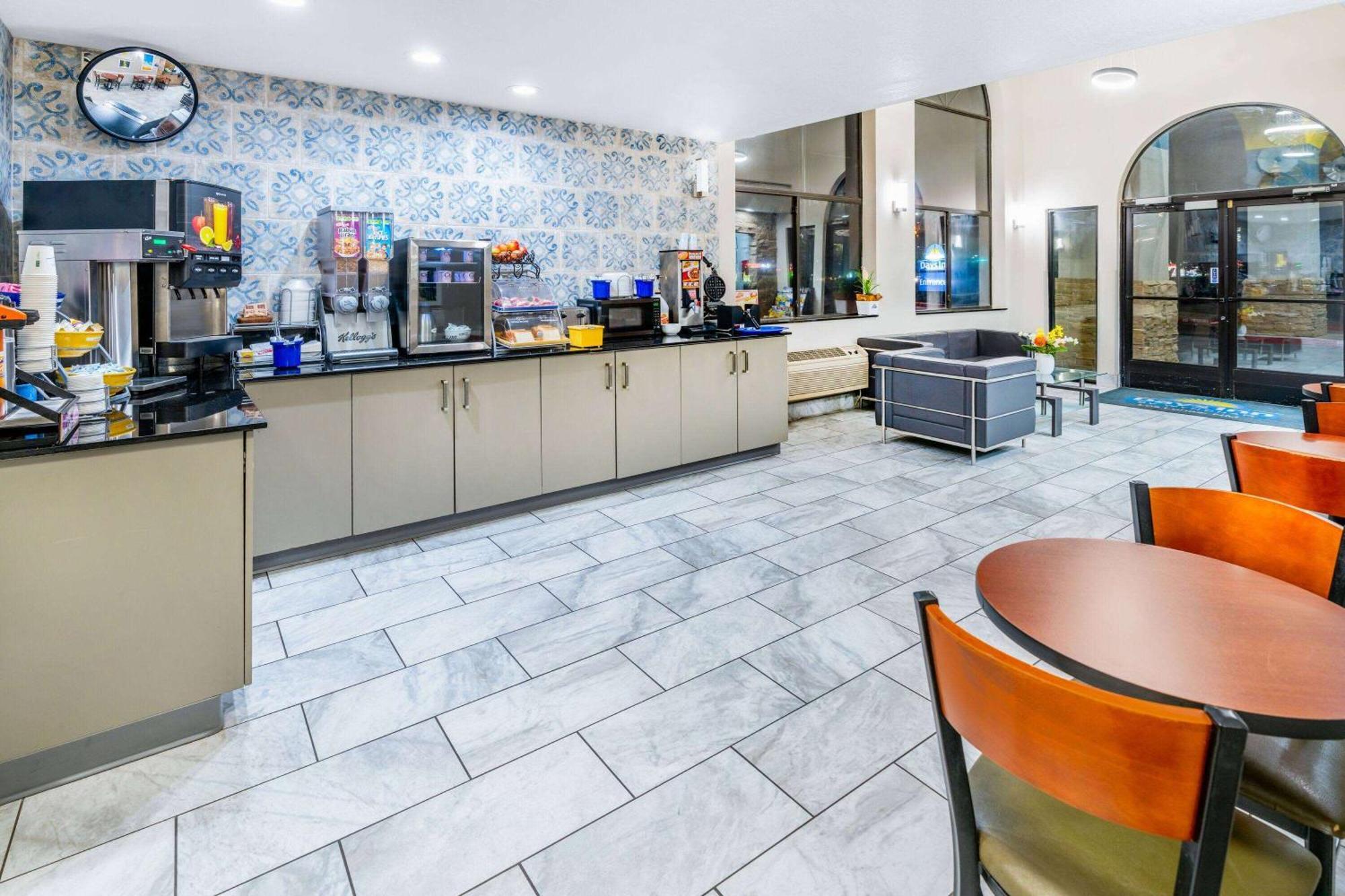 Days Inn By Wyndham Los Lunas Экстерьер фото