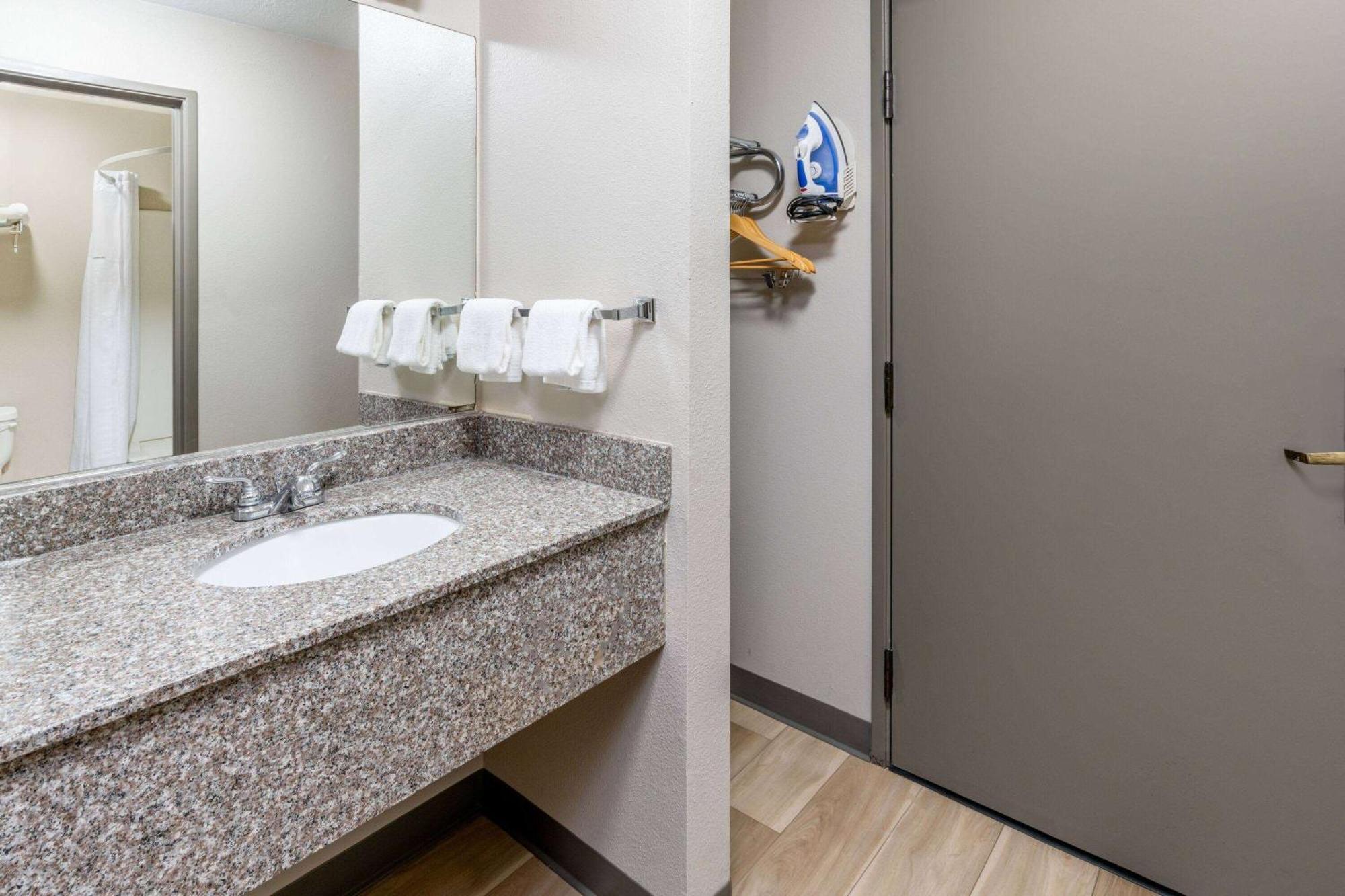 Days Inn By Wyndham Los Lunas Экстерьер фото